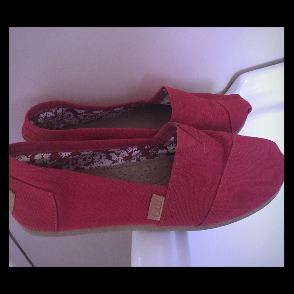 Sz 7.5 Steve Madden red canvas EUC